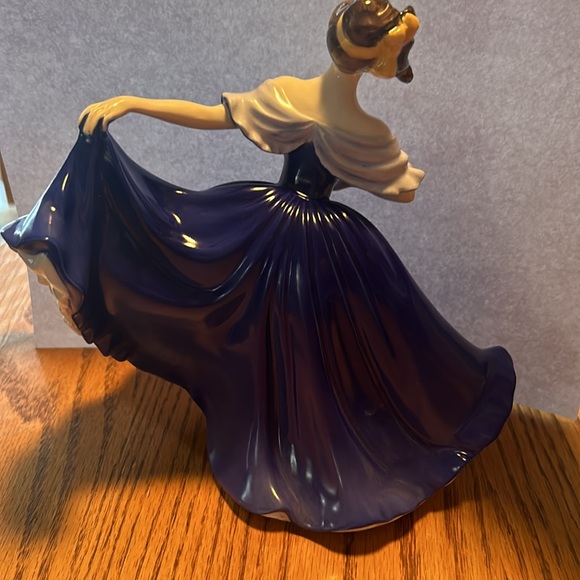 Royal Doulton Elaine Figurine - Picture 4 of 8